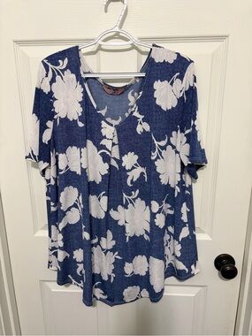 AMANA Denim Look Women’s Blue Floral Short Sleeve V-Neck Top